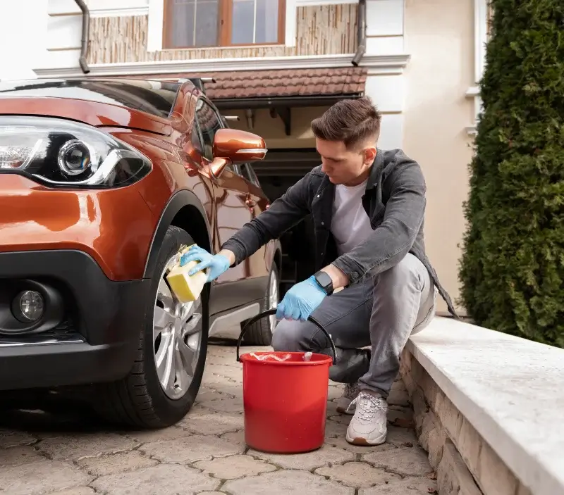 Lavage auto à domicile Porte-du-Quercy : professionnel intervenant sur un véhicule